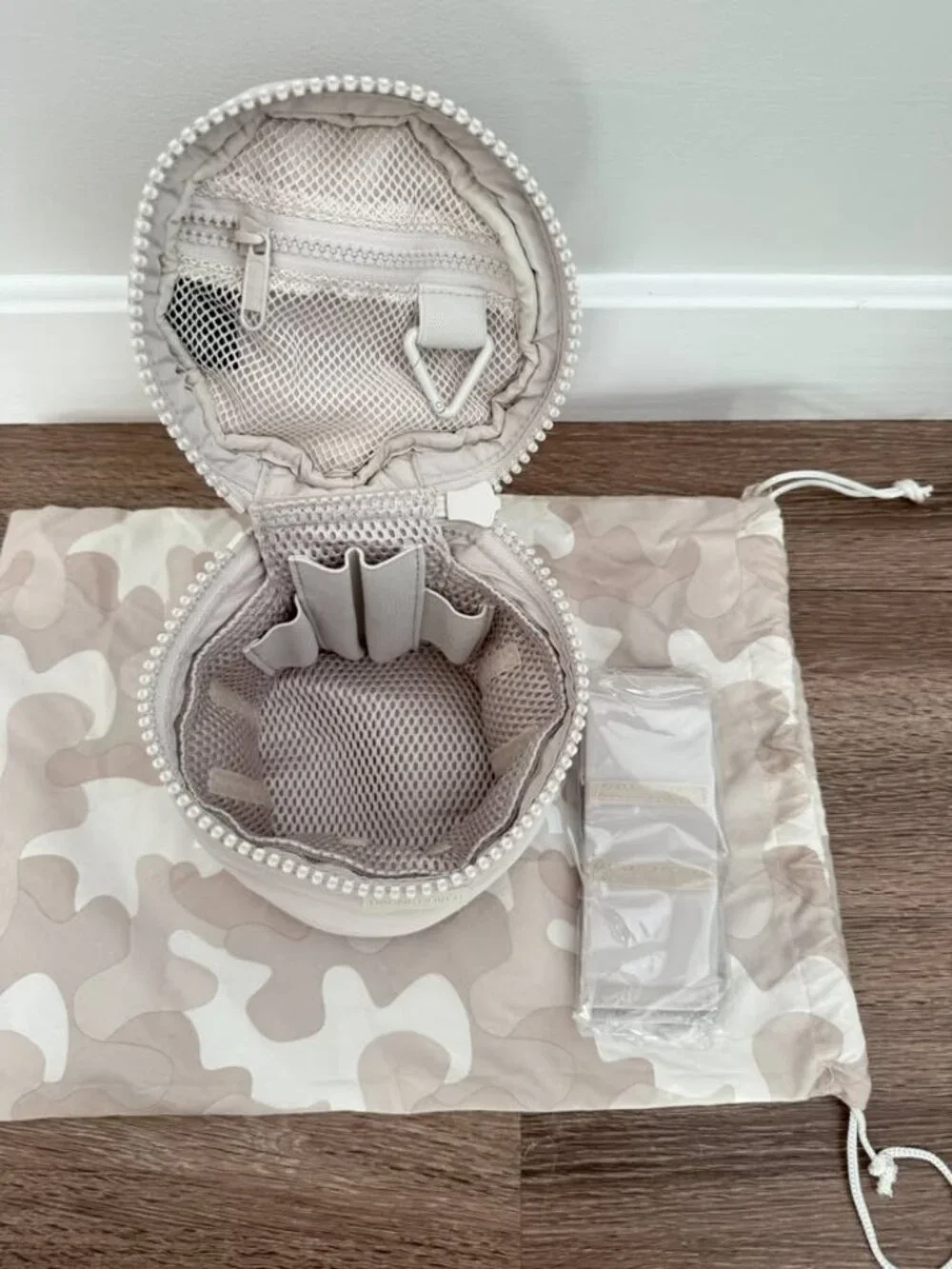 Dagne Dover Cream Round Travel Makeup Organizer